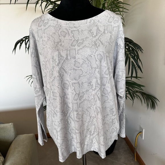 J Jill animal Dolman Sleeve White/Gray animal print top in size Large - Picture 1 of 11